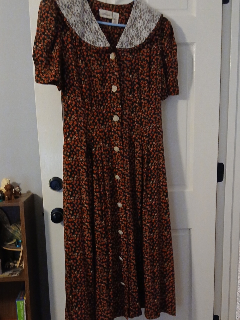 Vintage-style Black Floral Button-Front Dress with Lace Collar And Rose Buttons